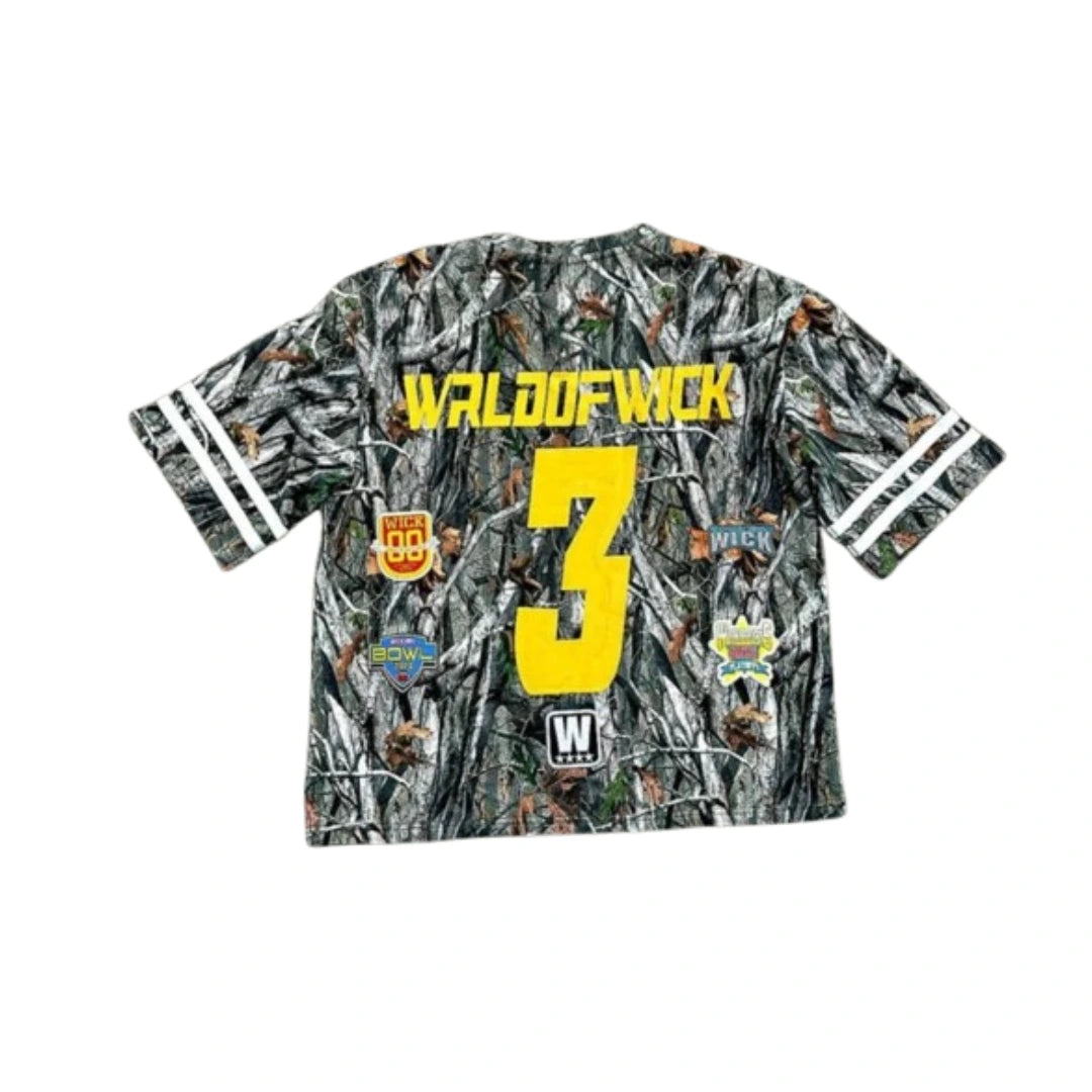 : T-shirt streetwear oversize camouflage avec imprimés sportifs et logos colorés.