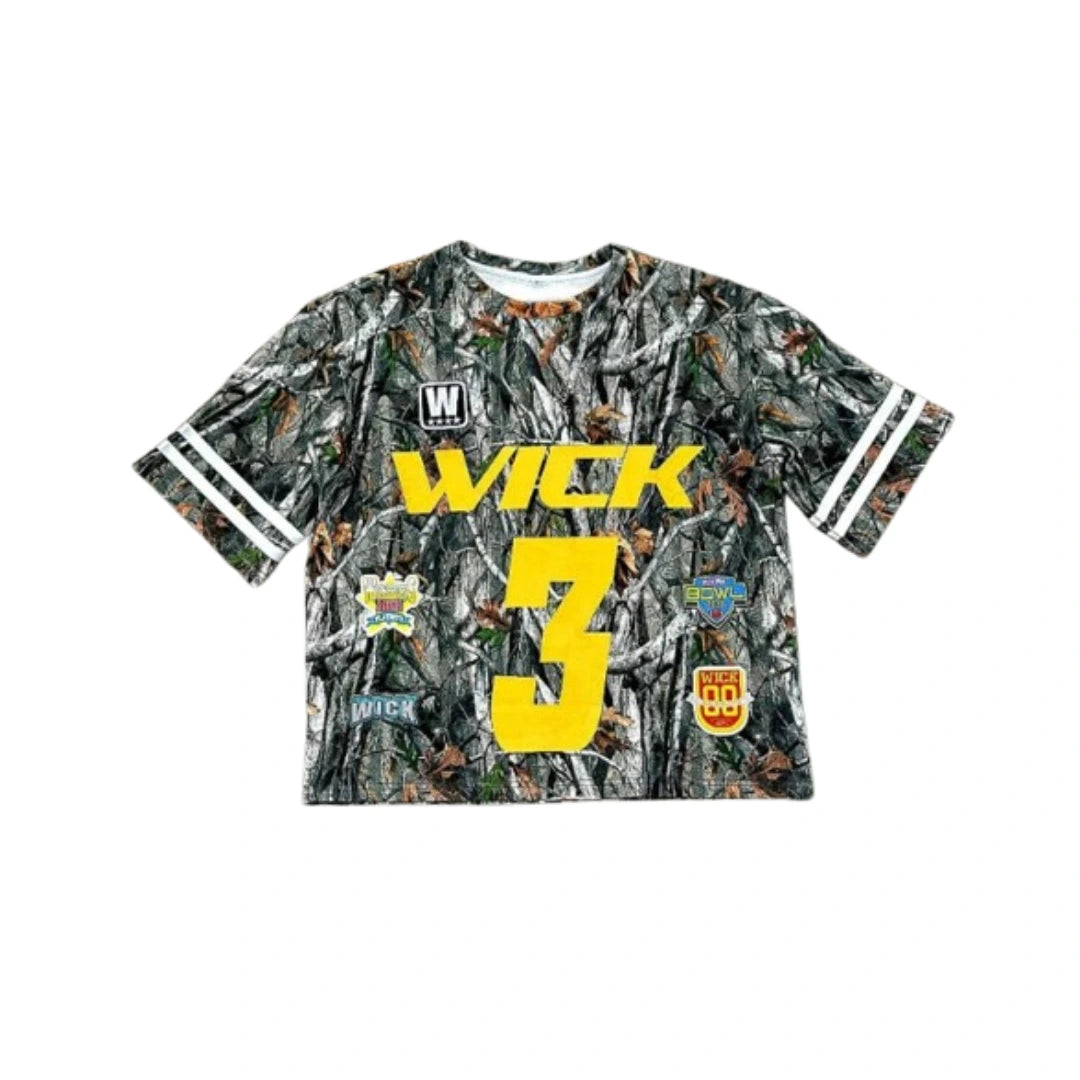 : T-shirt streetwear oversize camouflage avec imprimés sportifs et logos colorés.