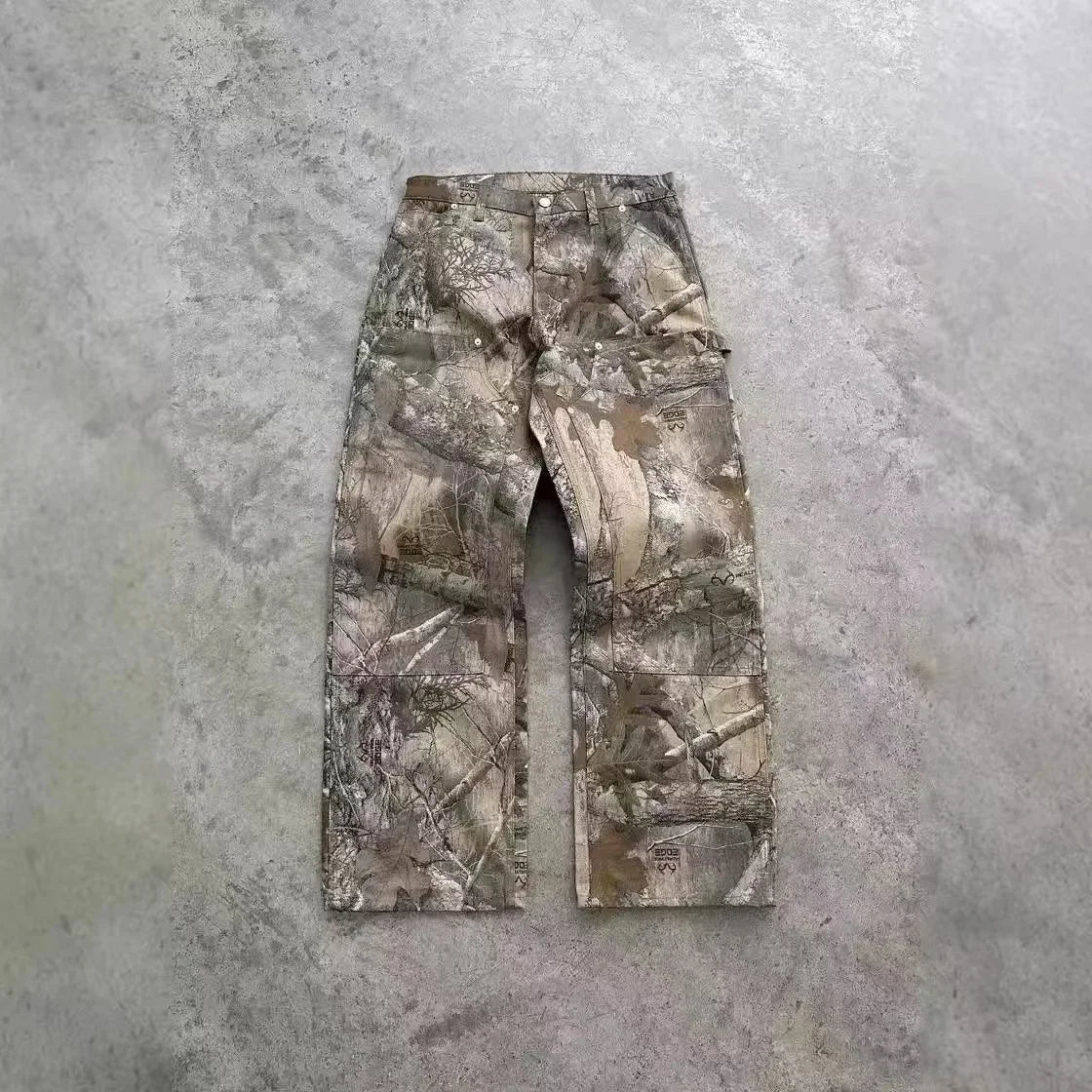 Pantalon streetwear camouflage, coupe loose fit, style militaire et urbain tendance.